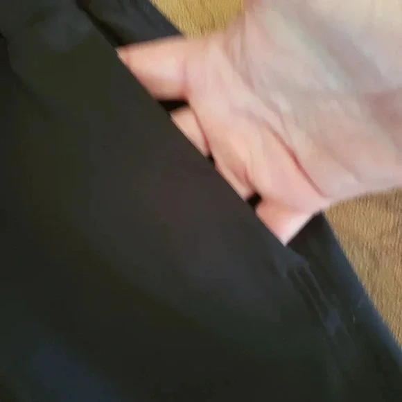 LULULEMON  On The Fly Skirt, black, size 6 - Picture 3 of 6